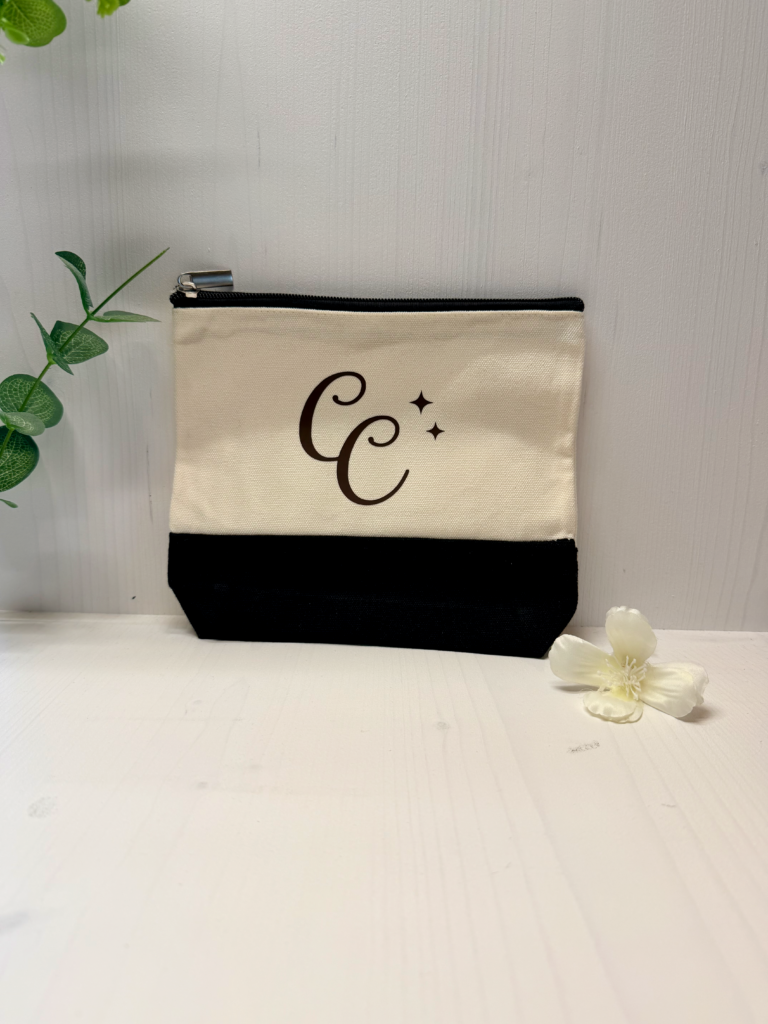 Trousse beige et noire avec monogramme — Cyntia Créations