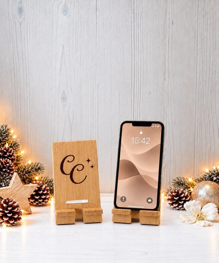 Support de téléphone en bois au monogramme — Cyntia Créations
